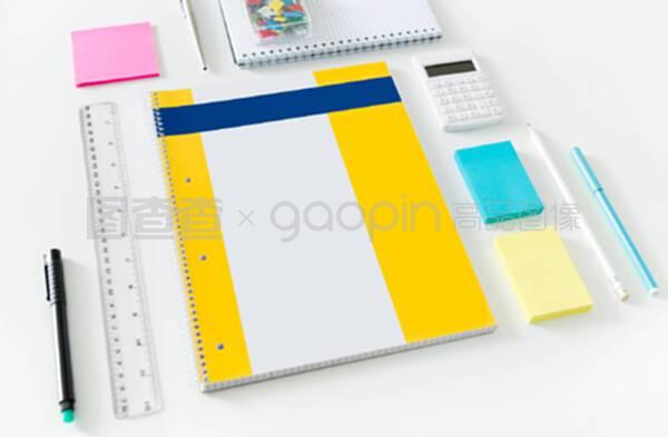 书桌上的办公用品